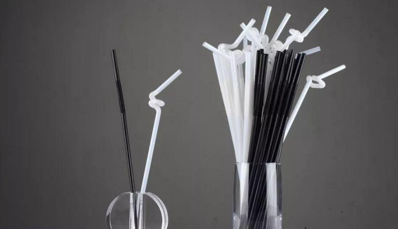 纸吸管遭网友吐槽塑料吸管悄然回归是什么难倒了庞大茶饮行业
